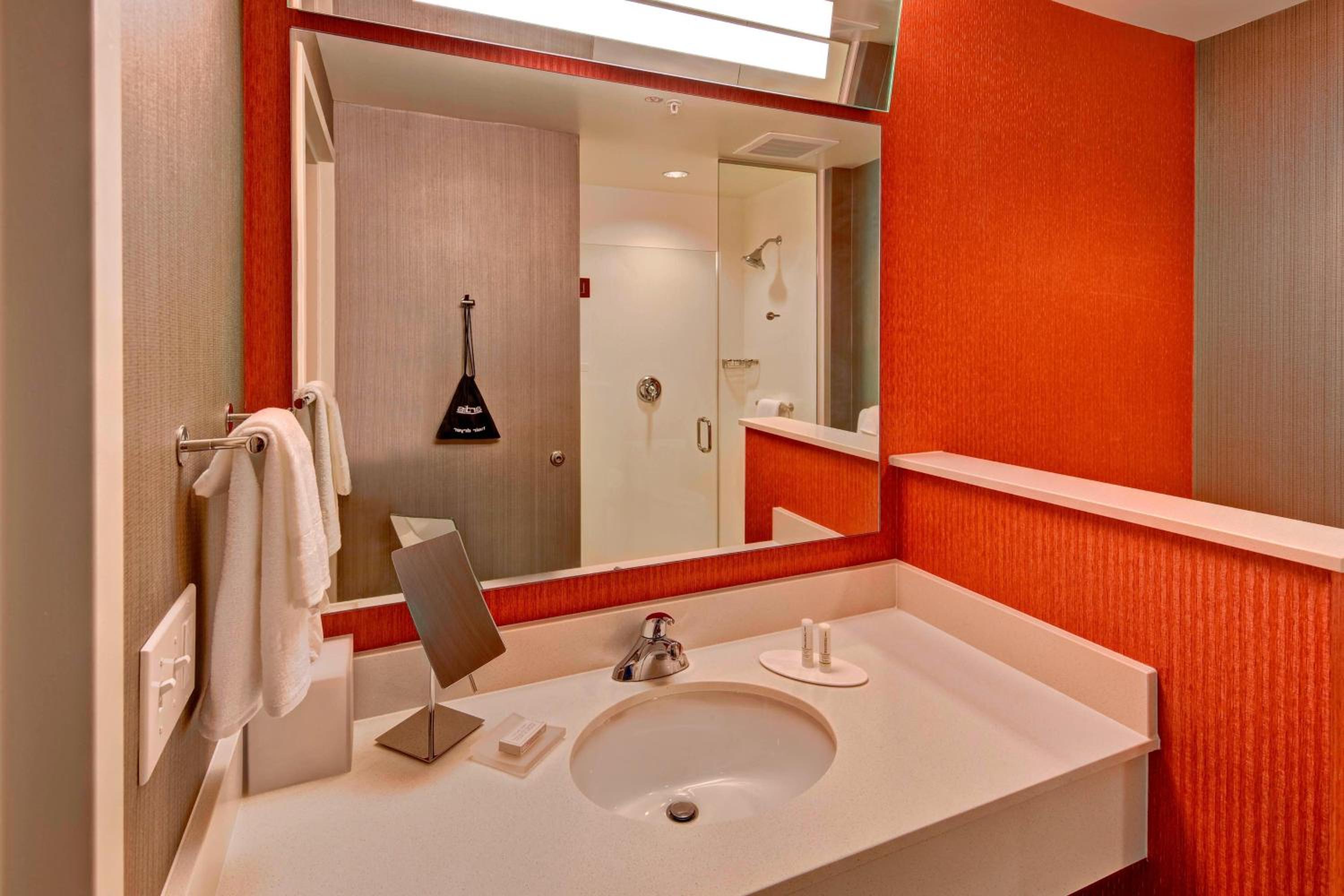 جناح بسرير كوين، COURTYARD WESTBURY LONG ISLAND 4/5