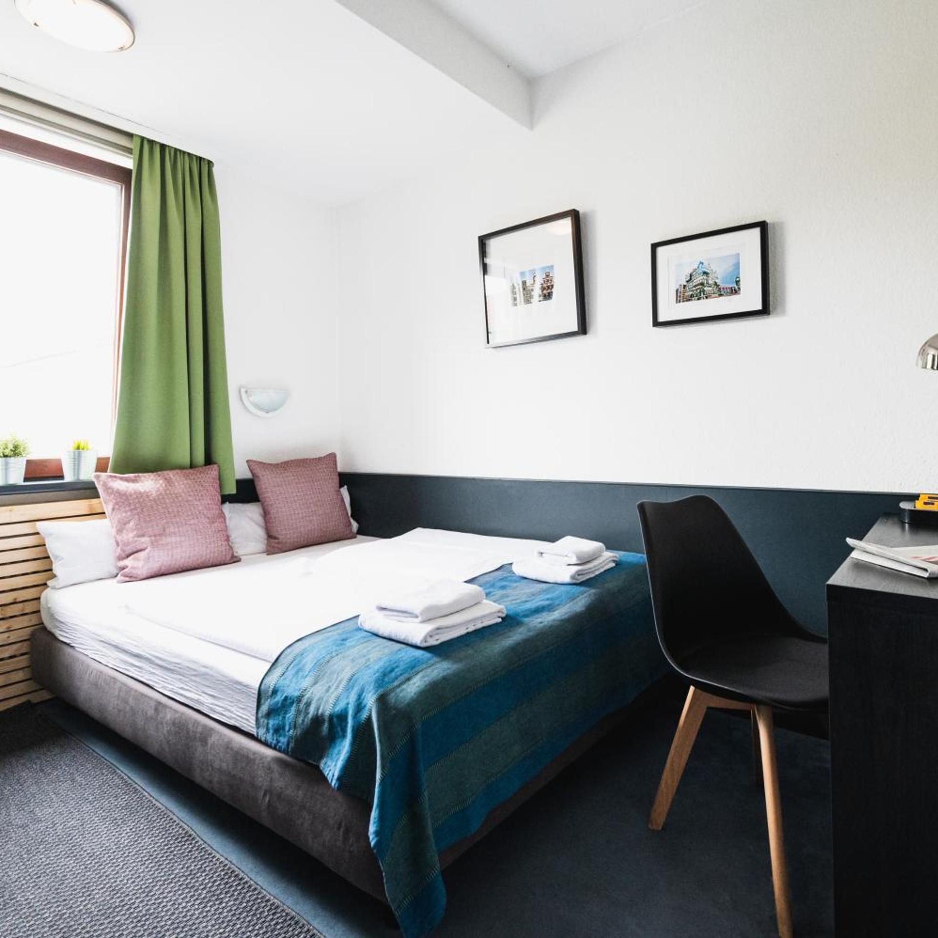 Standard, Queen Bed