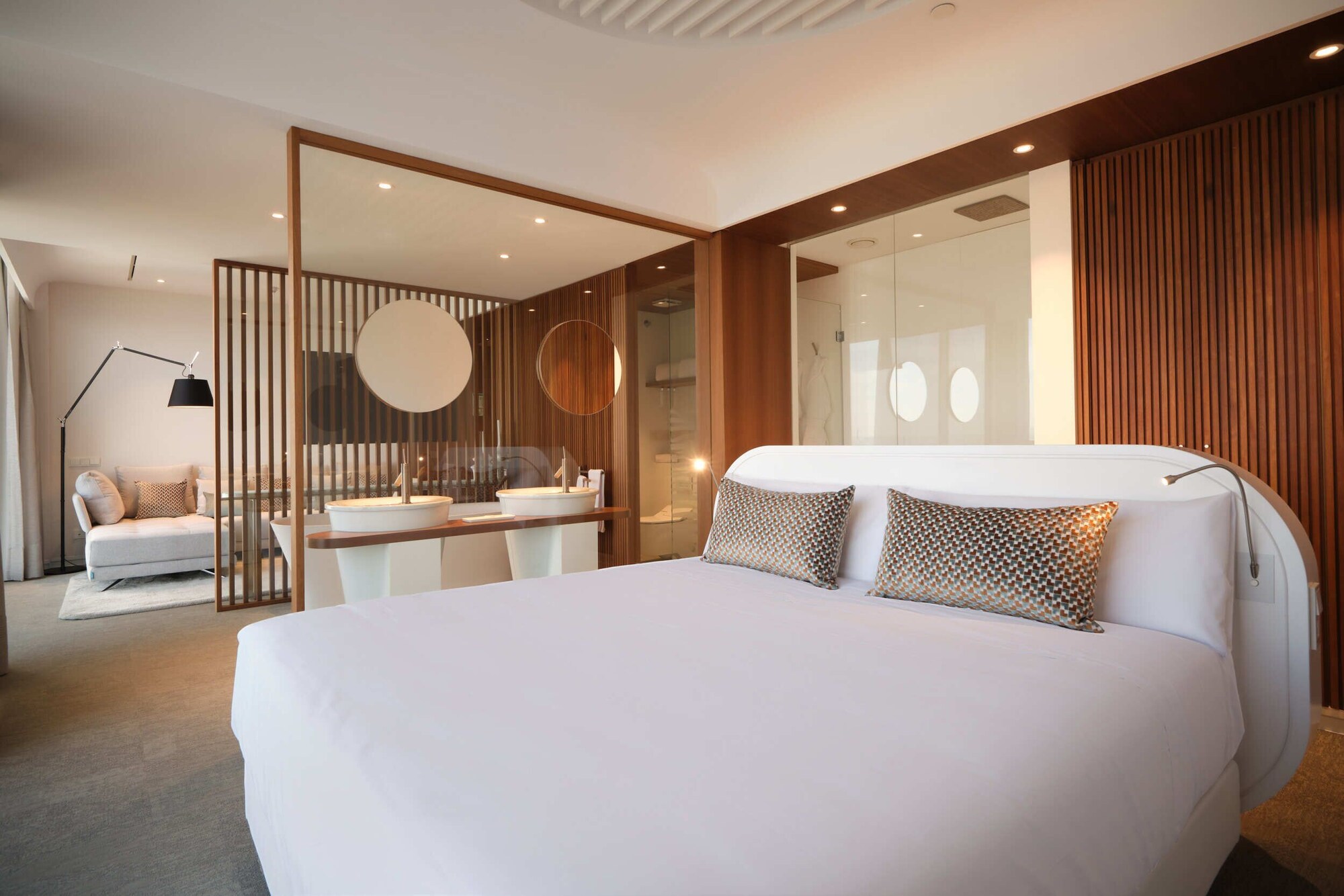 SIGNATURE, SUITE