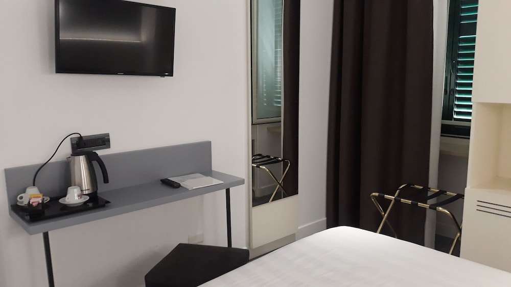 Crosti Hotel And Residence 35/45