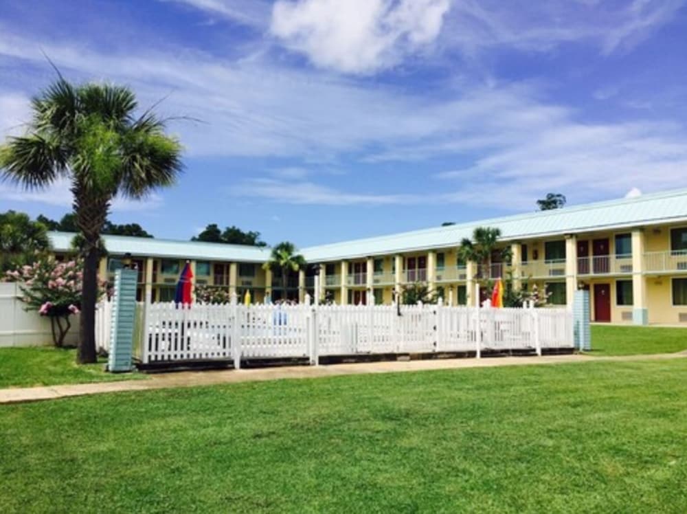 Garden Inn & Suites 23/28
