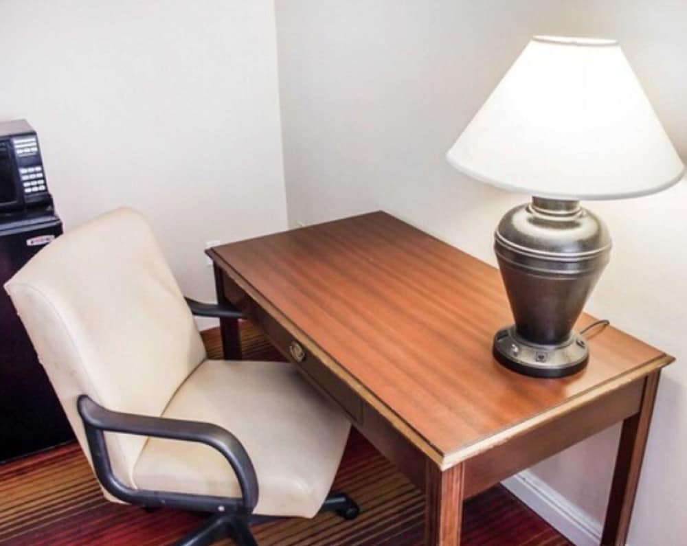 Rodeway Inn Huntington Station - Melville 19/40