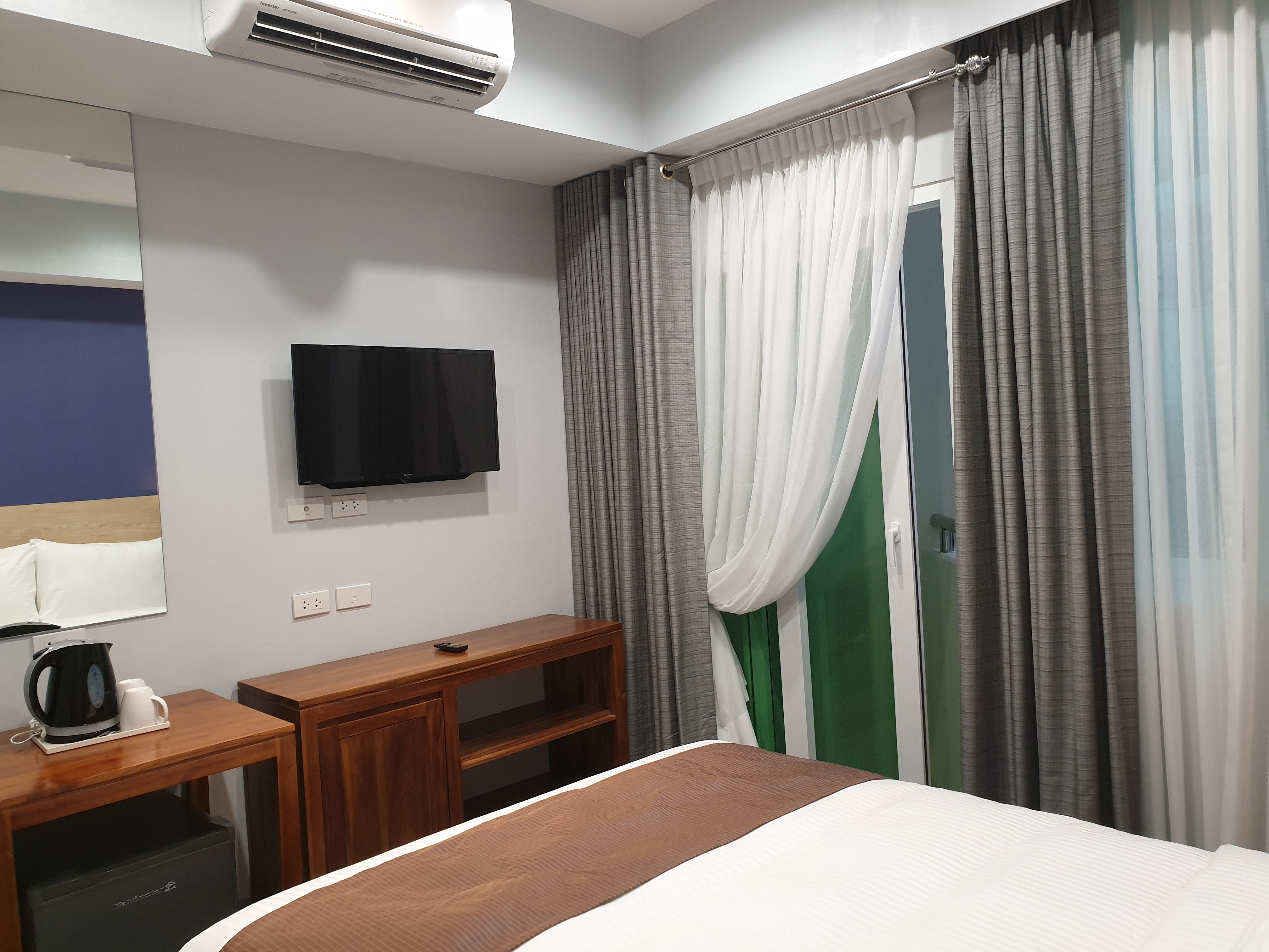 Leez Inn Makati 6/21