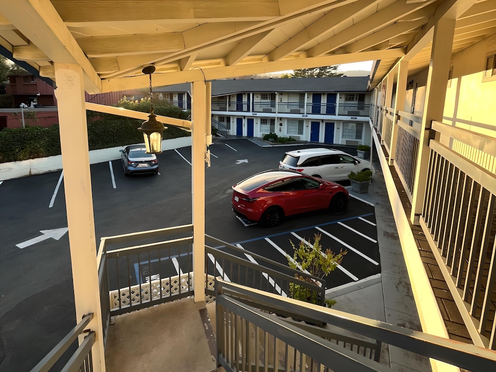 Inn By the Bay Monterey 38/56