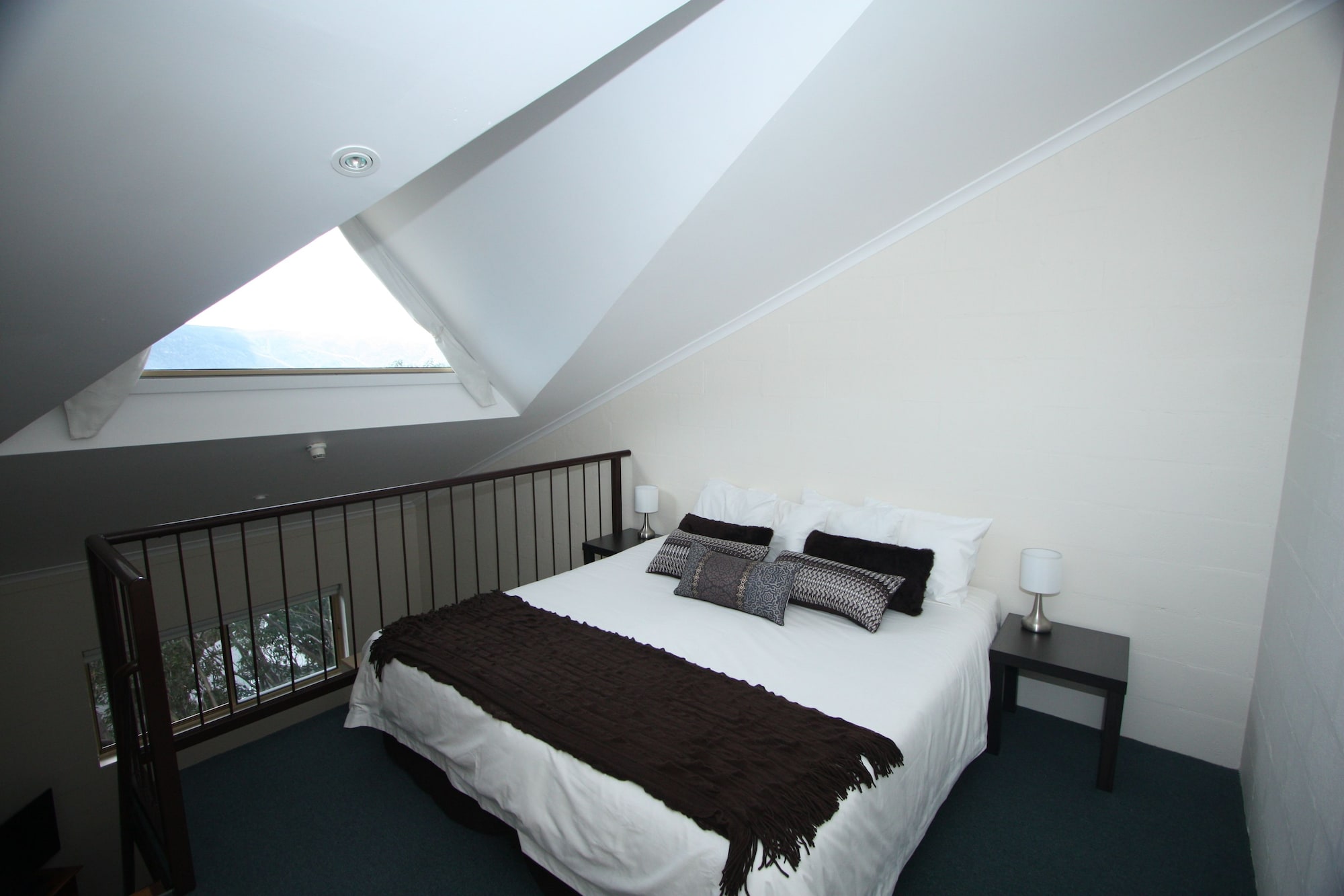 Mezzanine, Suite