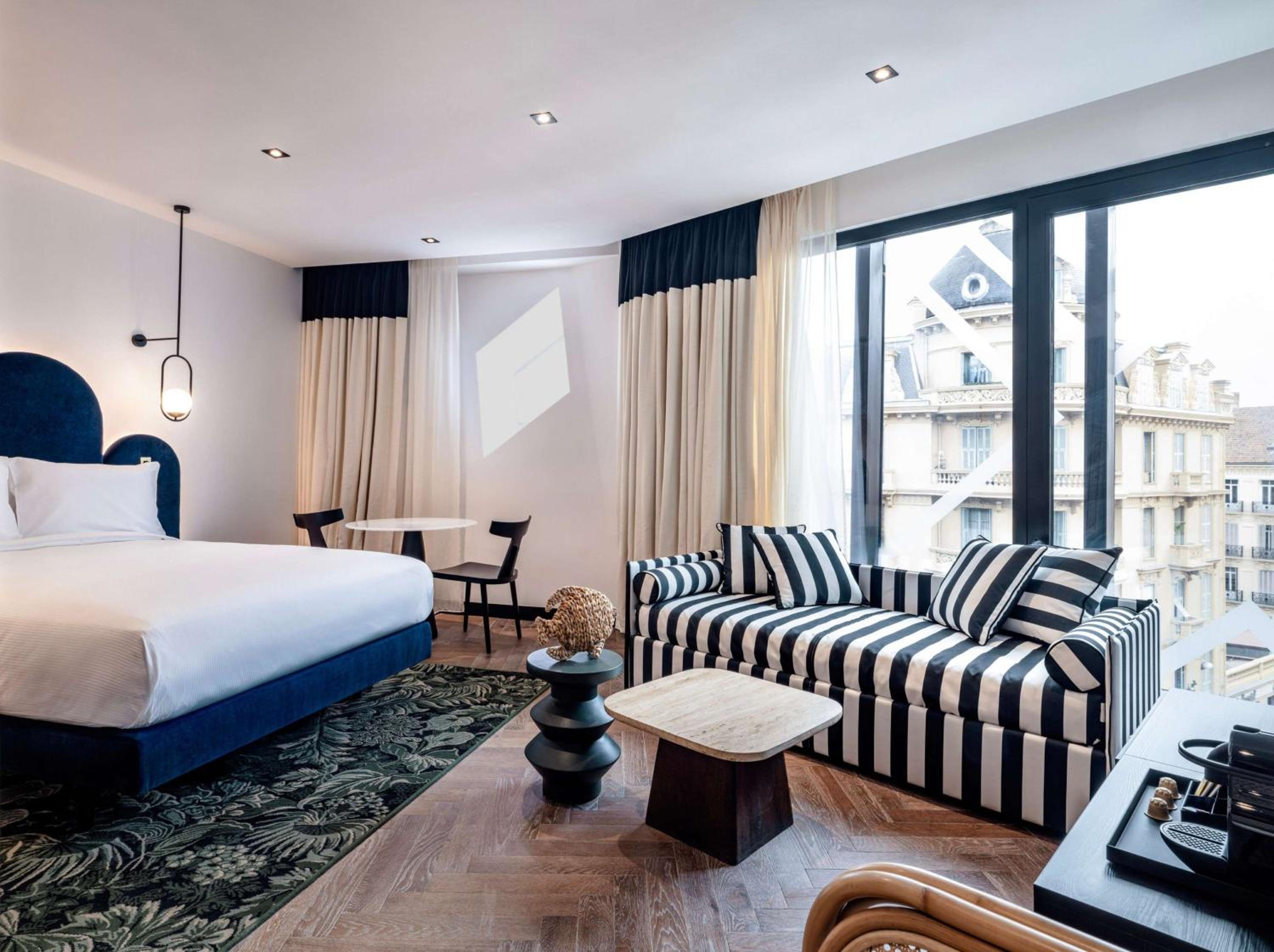 PREMIUM, QUEEN BED