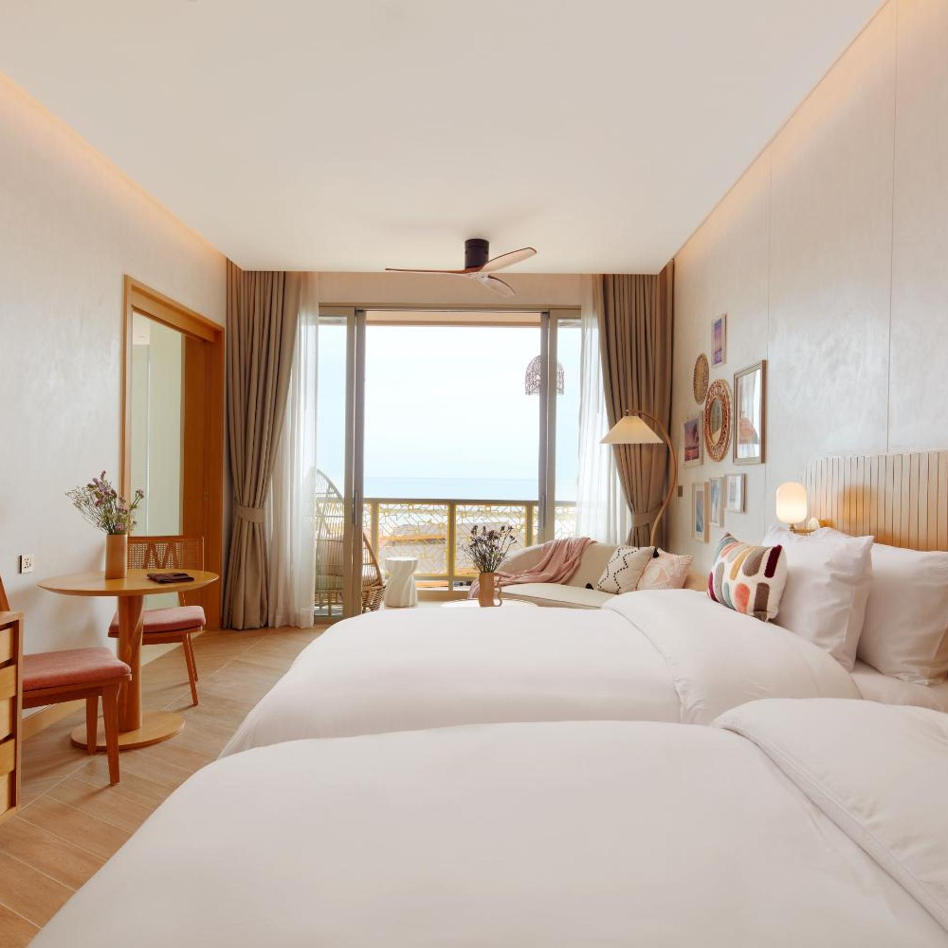 DELUXE, DOUBLE OR TWIN BED, SEA VIEW