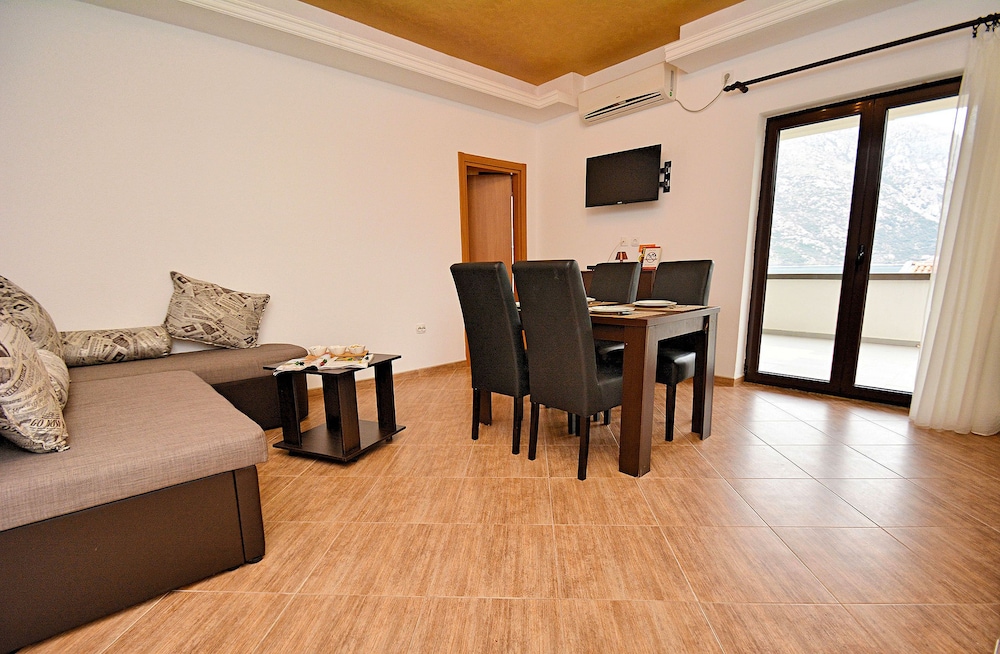 Cattaroom Apartments 49/76