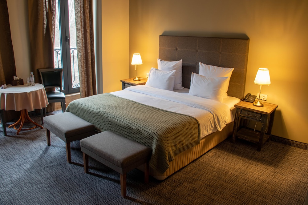 DELUXE, DOUBLE OR TWIN BED