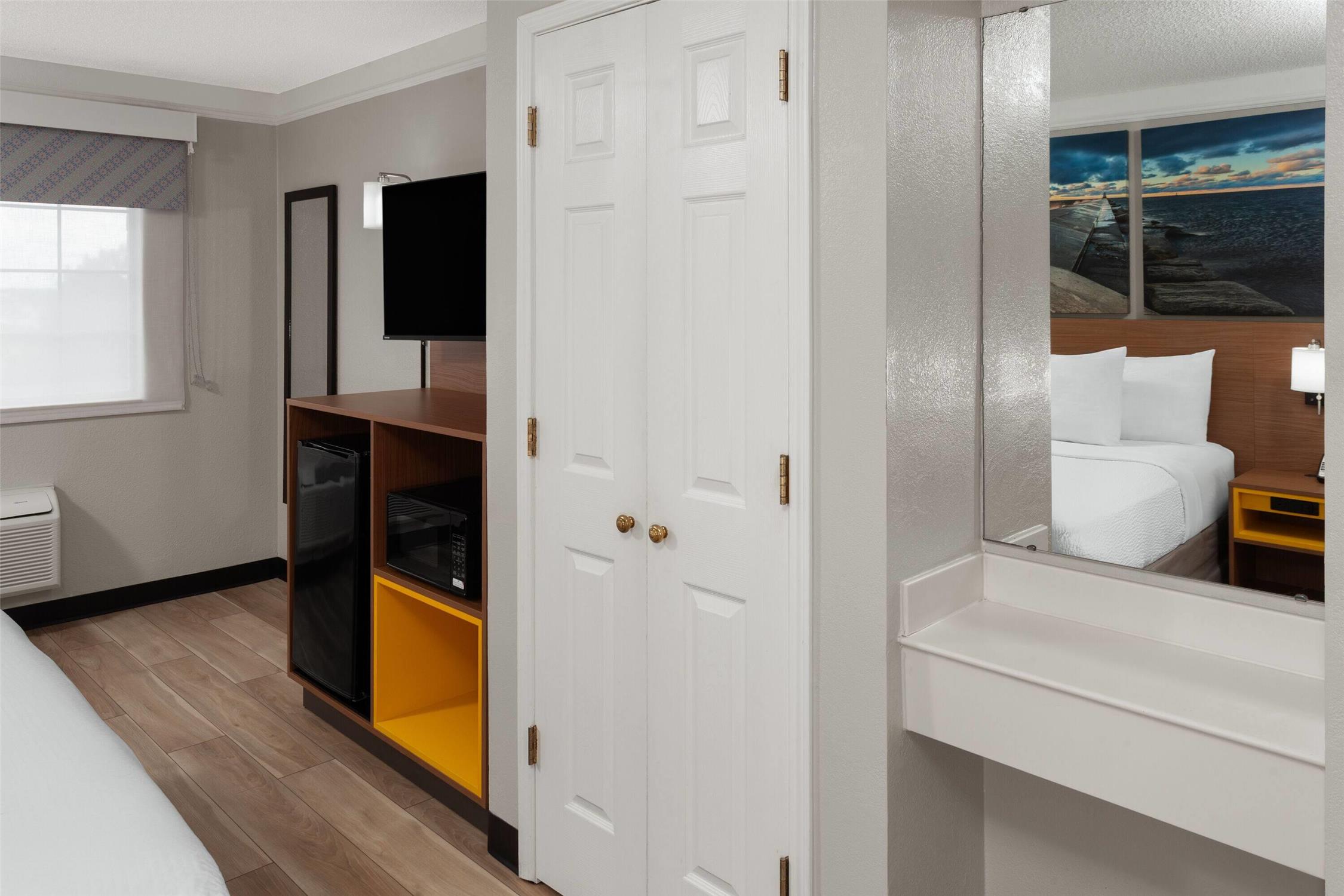 Days Inn & Suites by Wyndham Arlington Heights 35/36