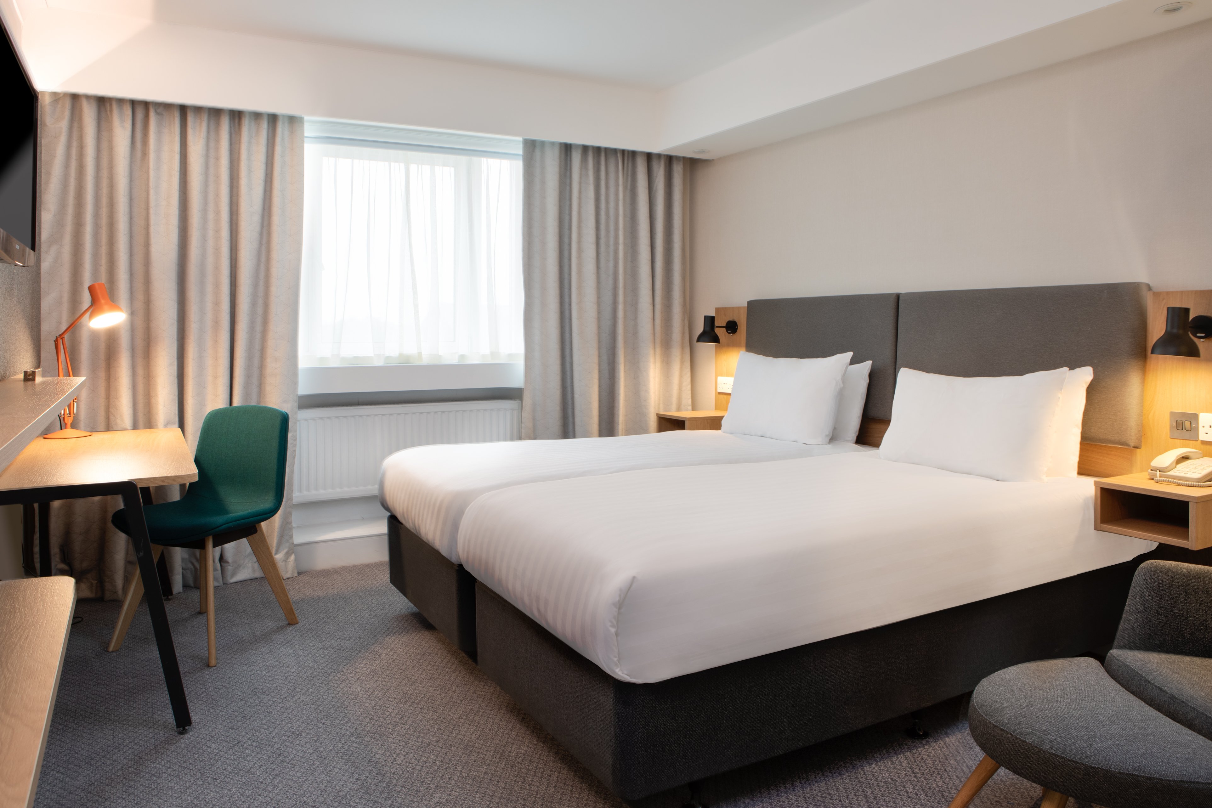 غرفة بسريرين منفصلين