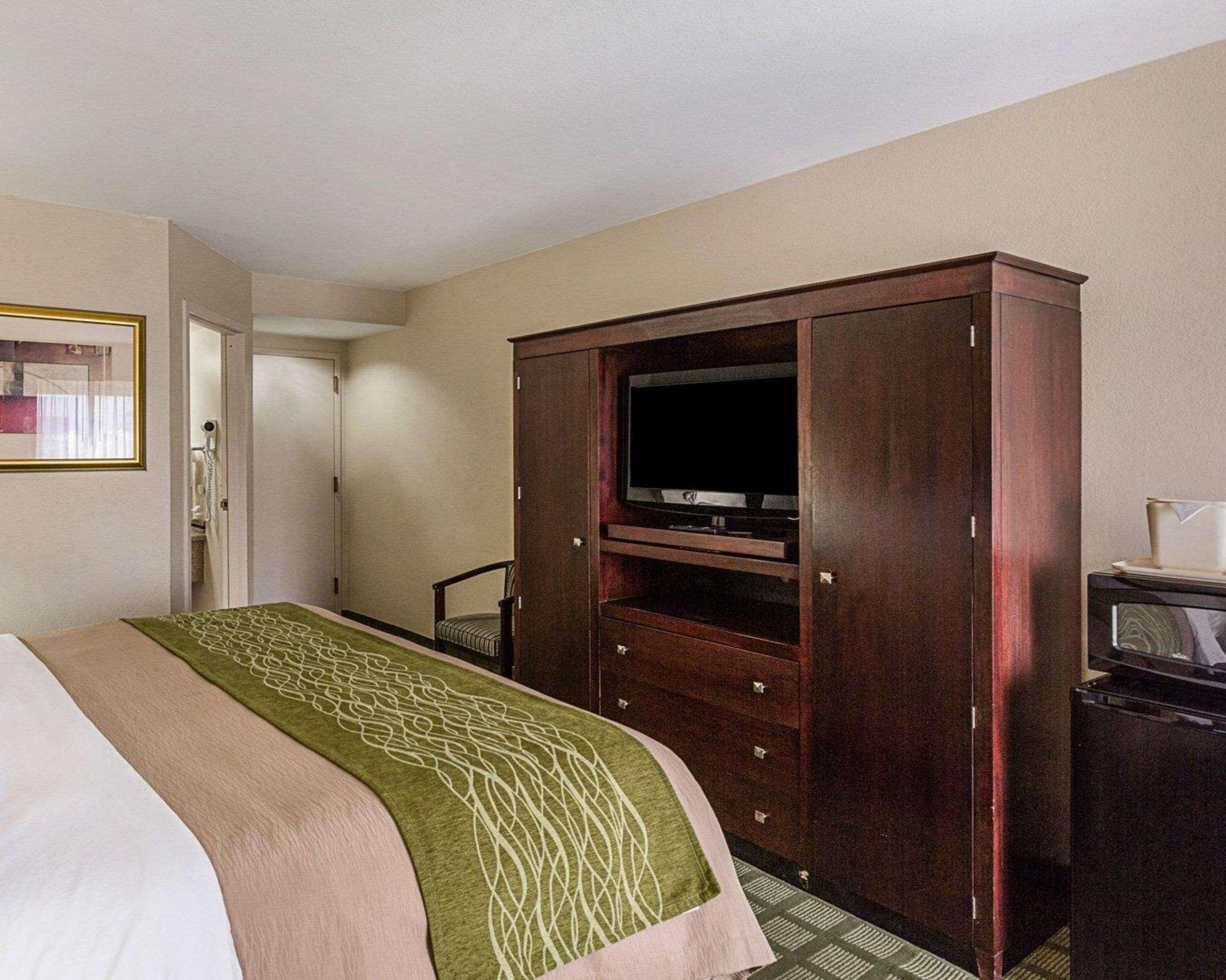 ROOM, KING BED