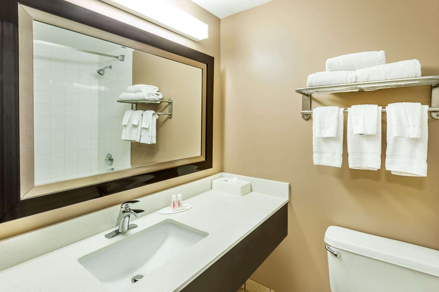 Super 8 by Wyndham Calgary Airport 22/24