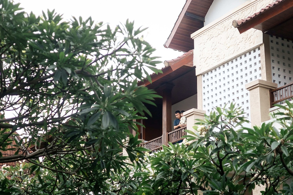FOURTEEN ROSES BEACH HOTEL 56/62