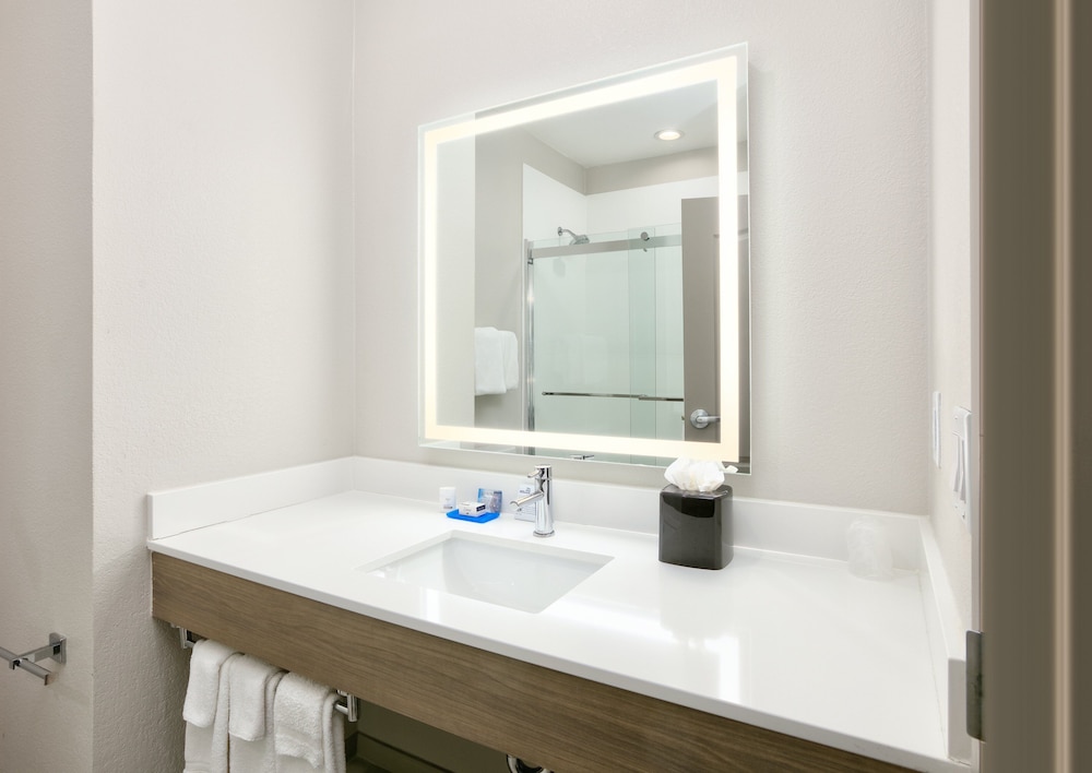 جناح بسريرين كوين بمنطقة جلوس، Holiday Inn Express Amp Suites North Dallas At Preston 4/5