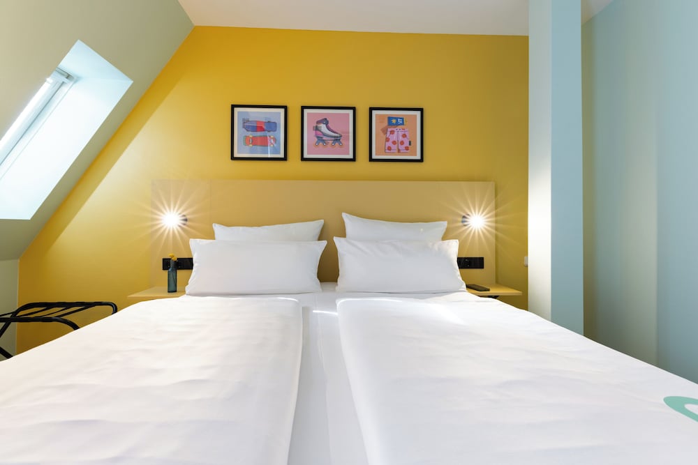 جناح بسرير كوين بغرفة نوم واحدة مع أريكة، Garner Hotel Berlin Messe by IHG 4/6