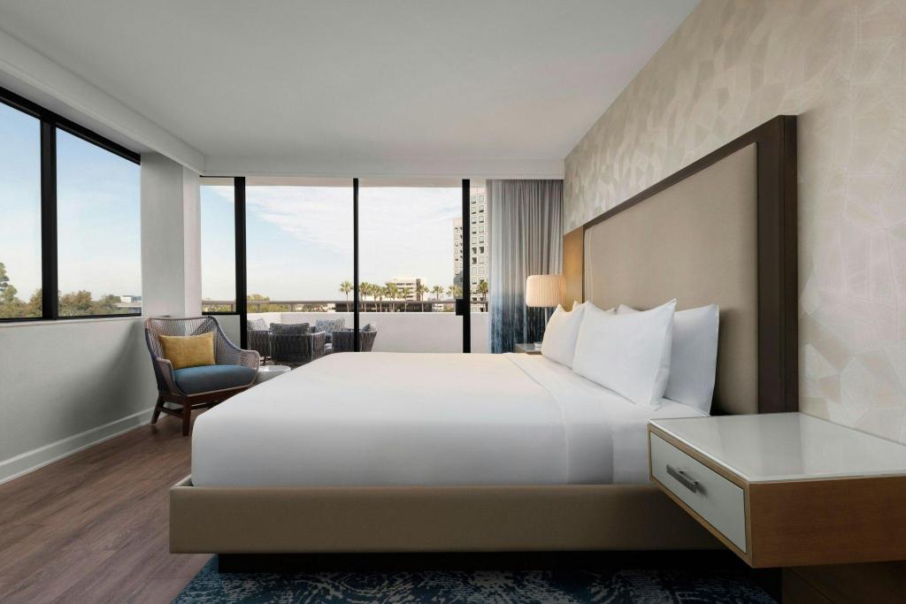 1 Bedroom, Vice President, Suite, King Bed, Sofa