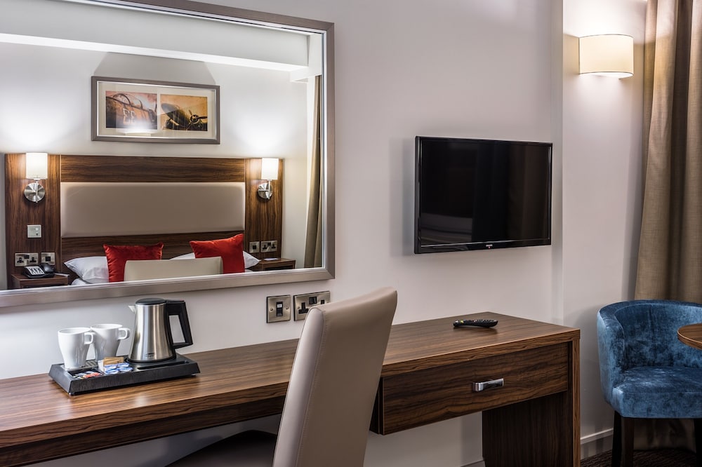 Heston Hyde Hotel 39/43