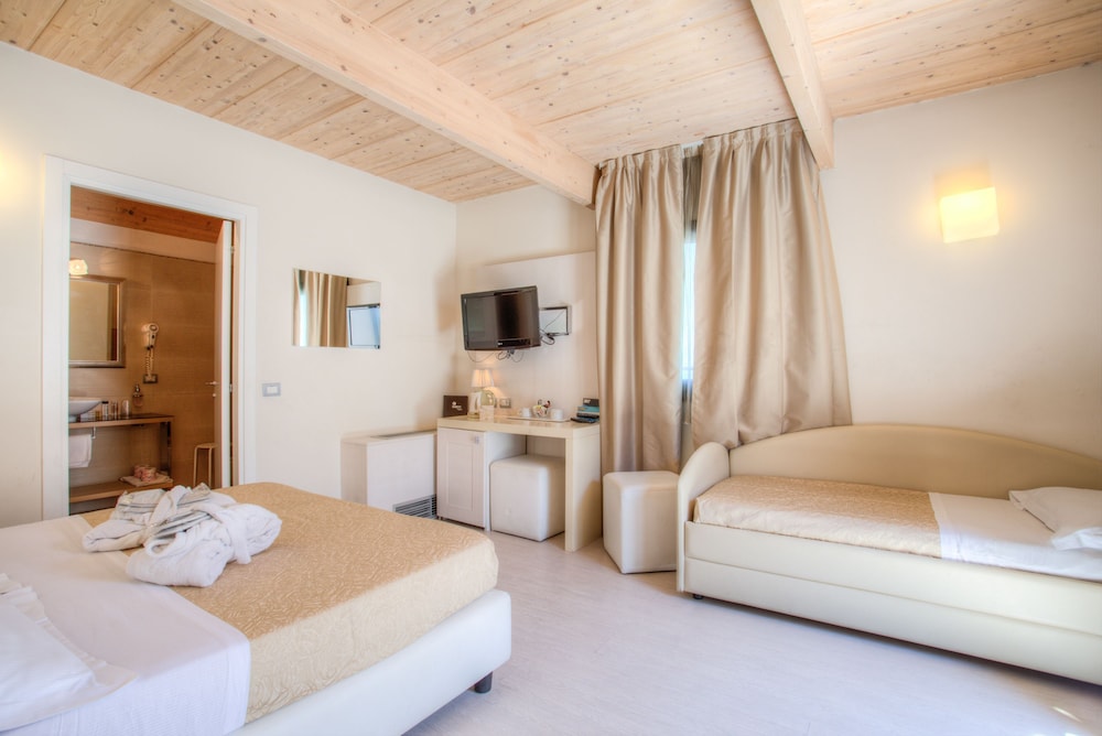 Ferretti Beach Hotel 22/65
