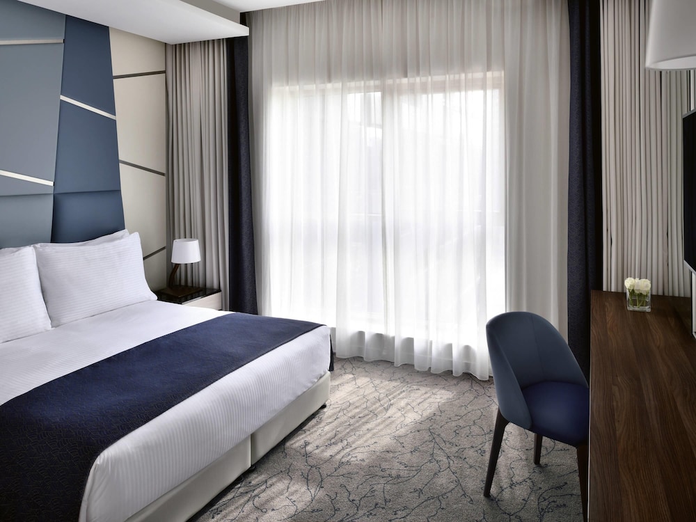 DELUXE, KING BED