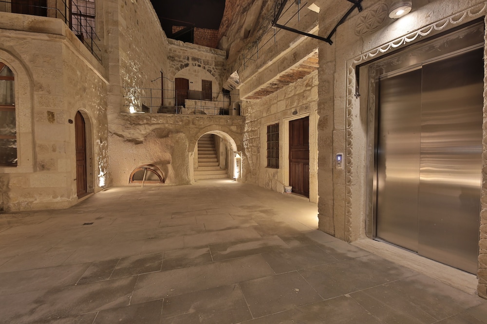 Taru Cave Suites 18/50