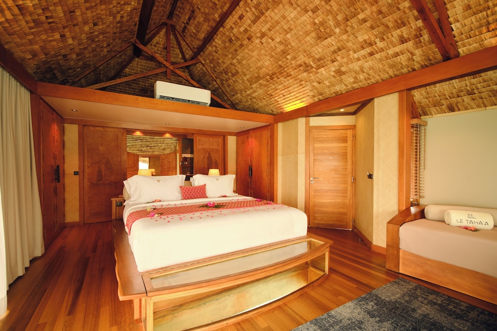 Overwater, Sunset, Suite, King Bed, Sofa