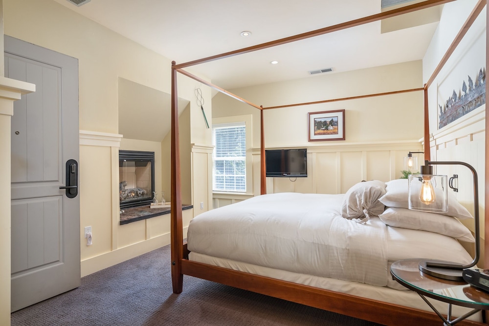 HOUSE, KING BED