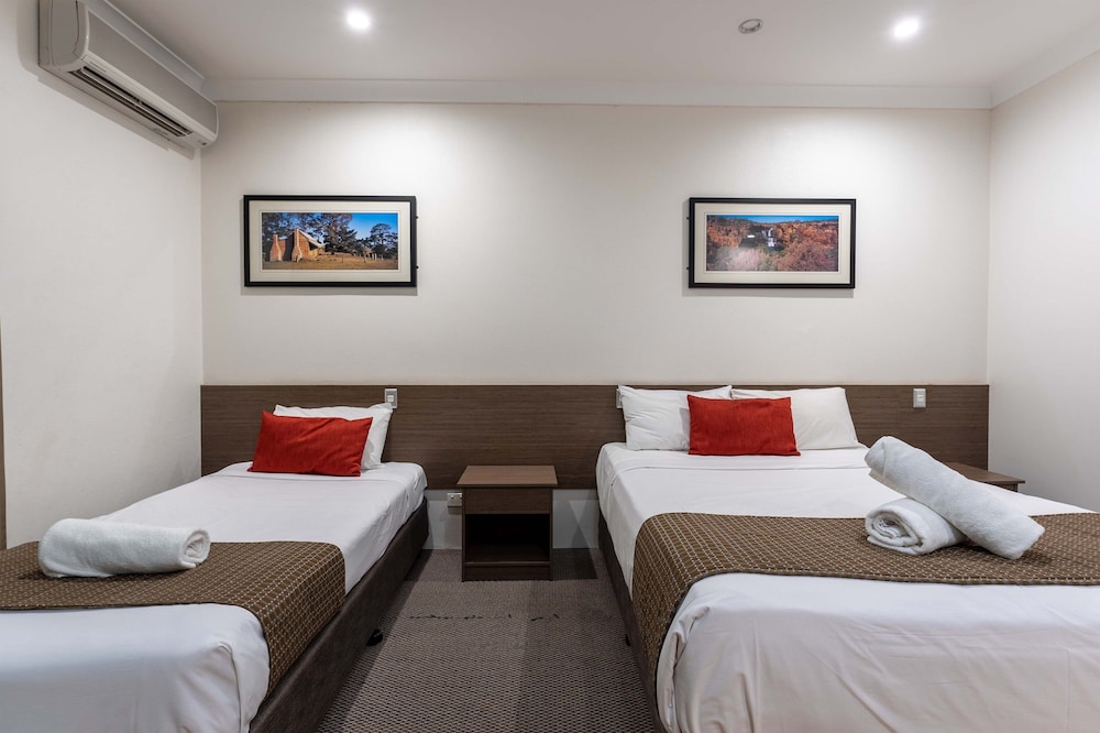 Midlander Motor Inn 30/66