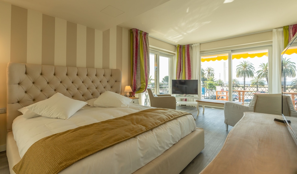 La Dolce Vita Hotel 5/30