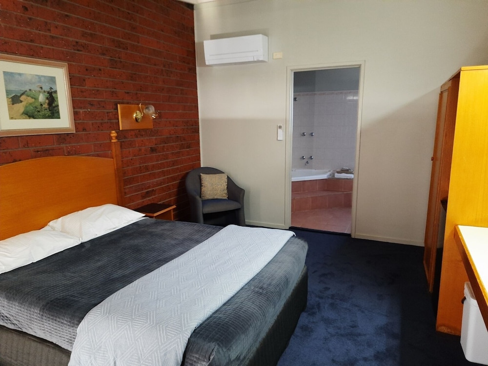 THE ABBOTSWOOD MOTOR INN 13/36