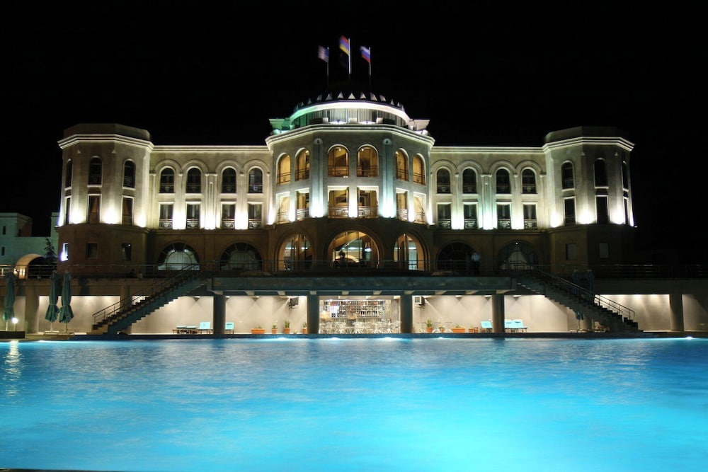 Latar Hotel Complex 6/67