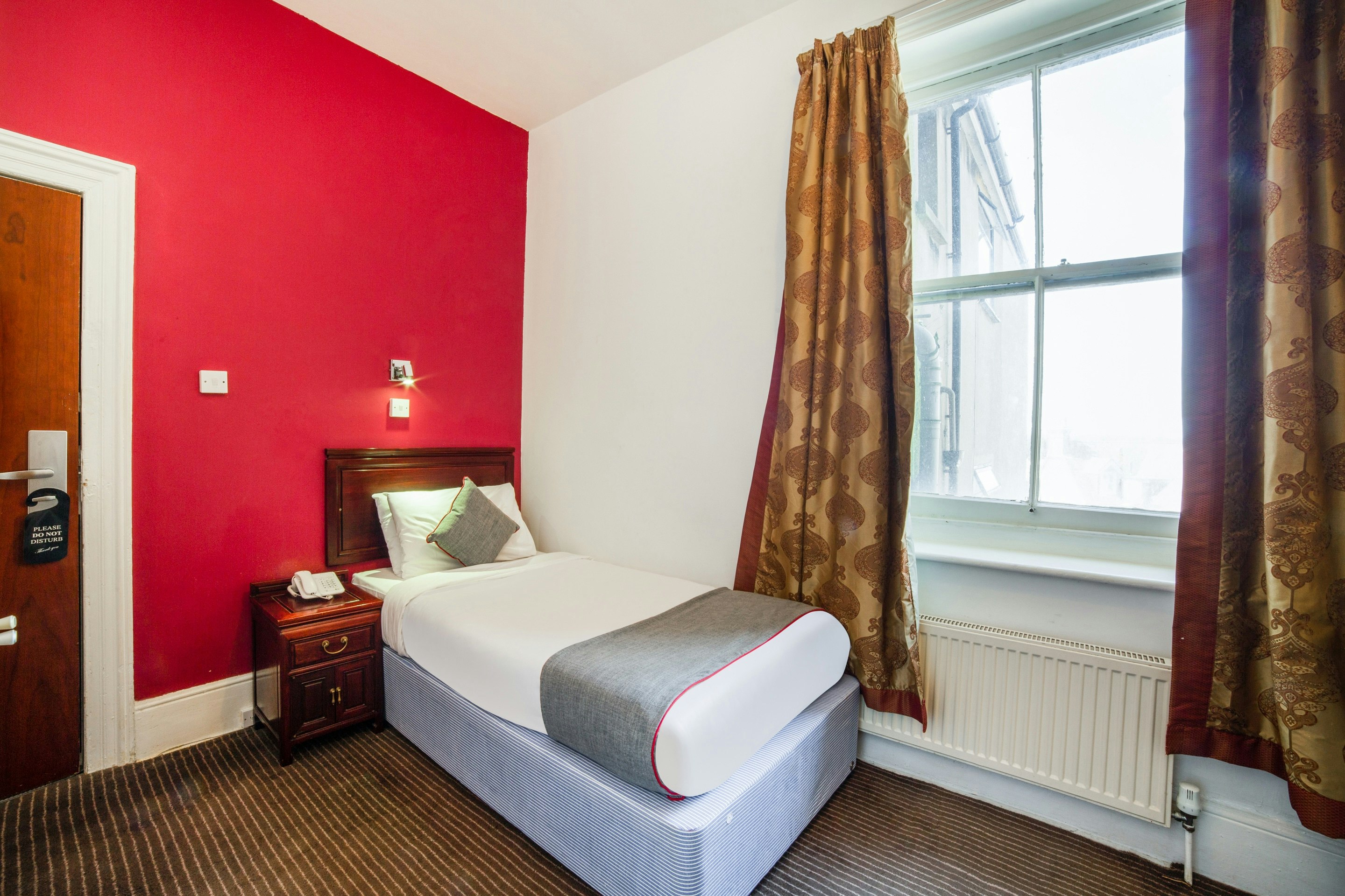OYO The Strand Hotel 26/39