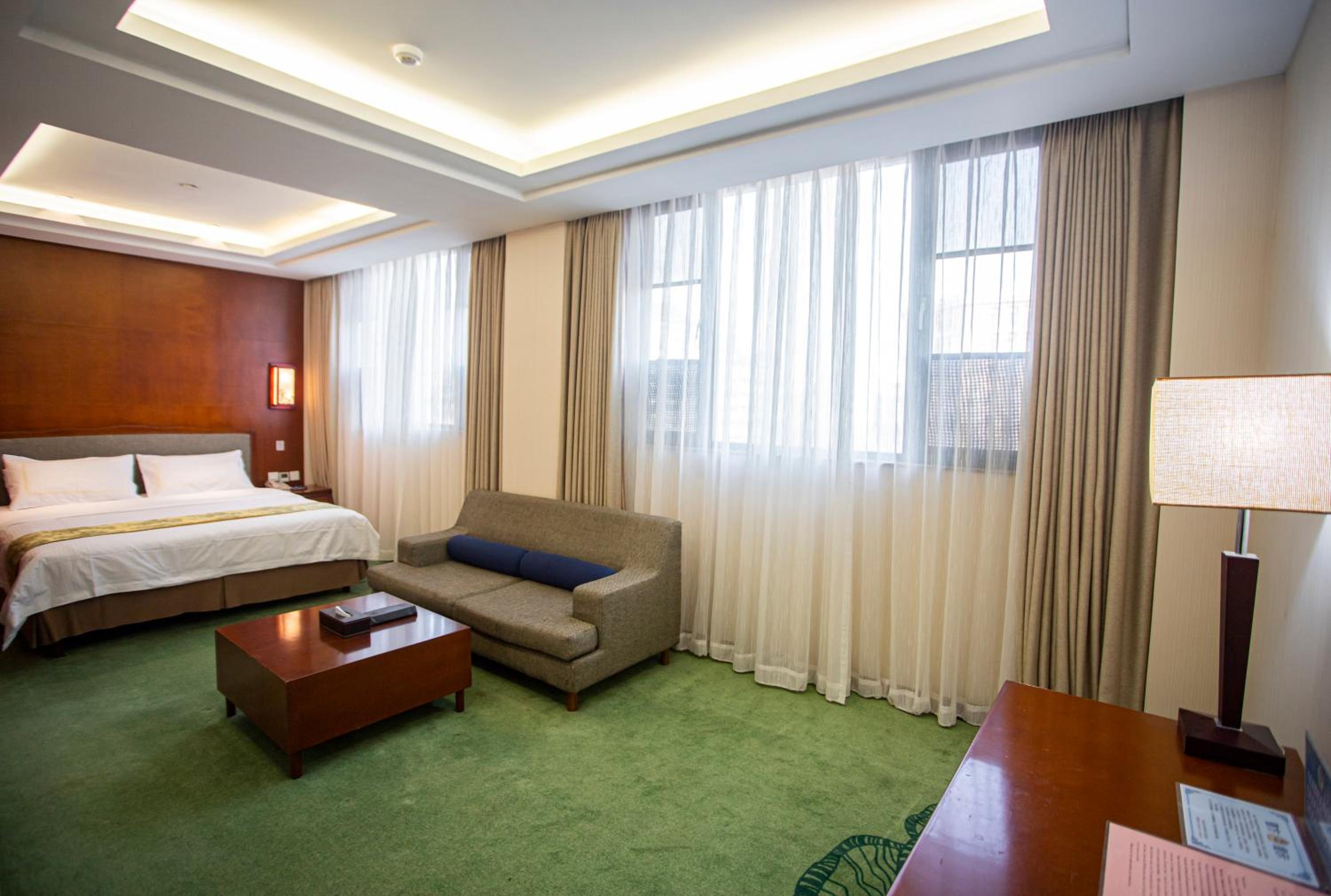 Superior, Queen Bed