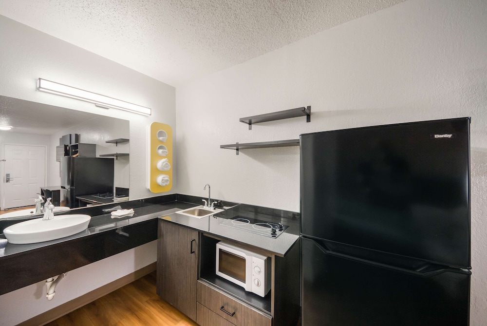 Studio6 Laredo, TX - North I 35 47/47