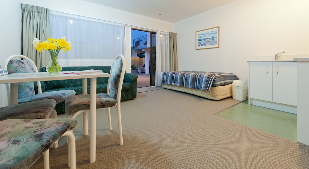 Outrigger Motel 25/38