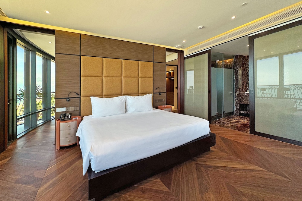 Presidential, Suite, Double Bed, Ocean View, Bathtub, Holiday Beach Hotel Danang 3/10
