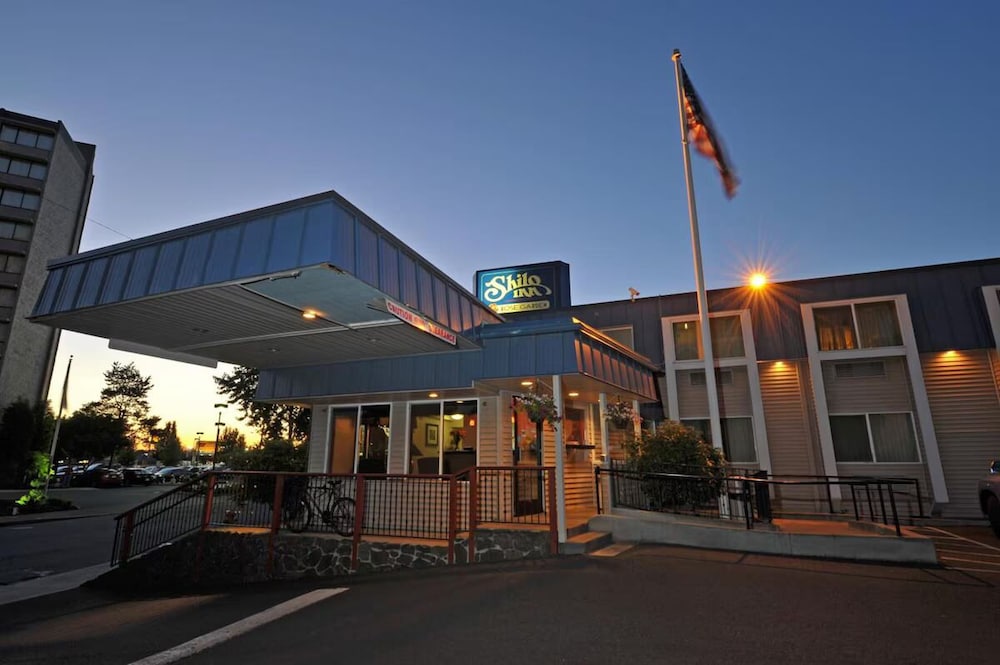 District Hotel 2/50