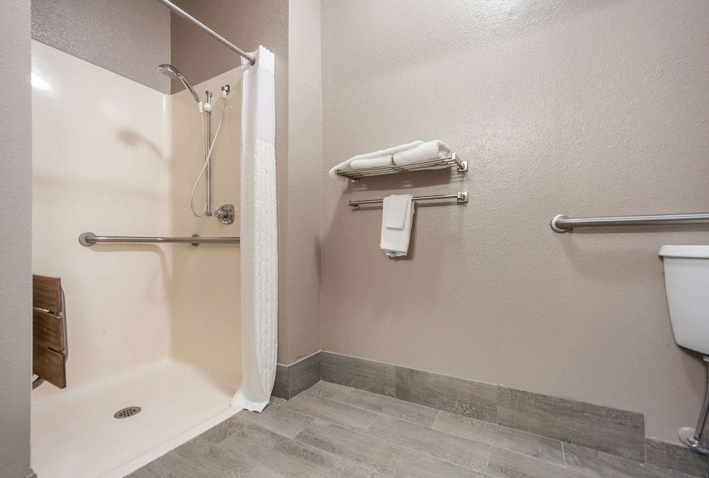 Quality Inn and Suites Omaha NE 12/34