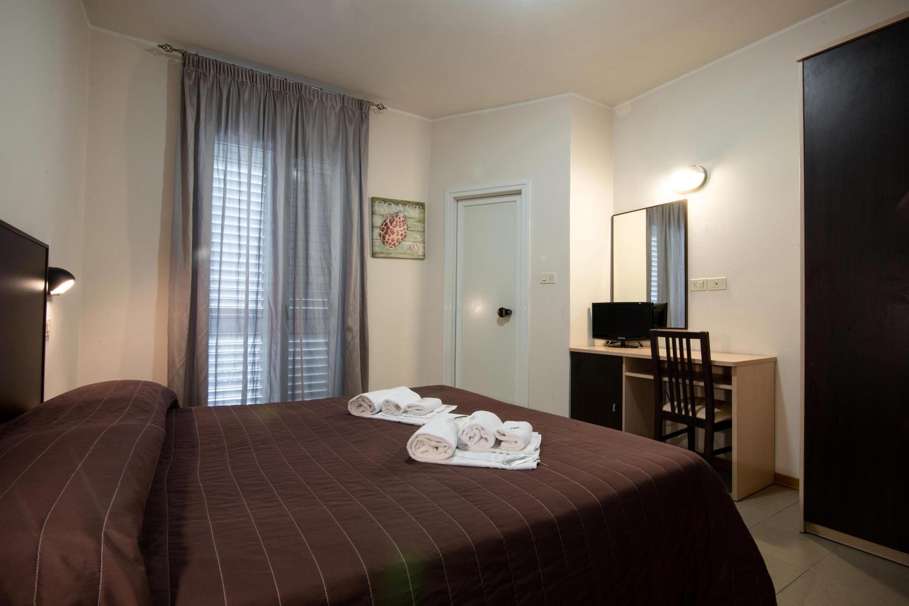 Deluxe, Double Bed, Lateral Side Sea View