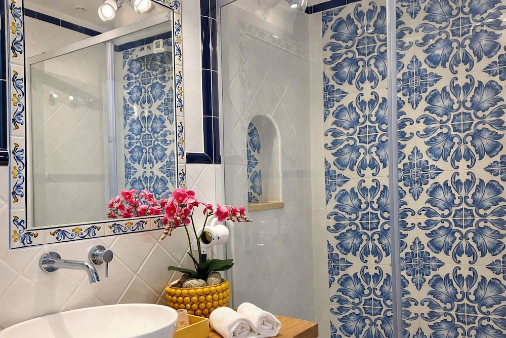Suite, 1 Double and 3 Single Beds, Sea View, Patio، Villa Neptunus Ischia(Formerly Villa Pitti) 3/5