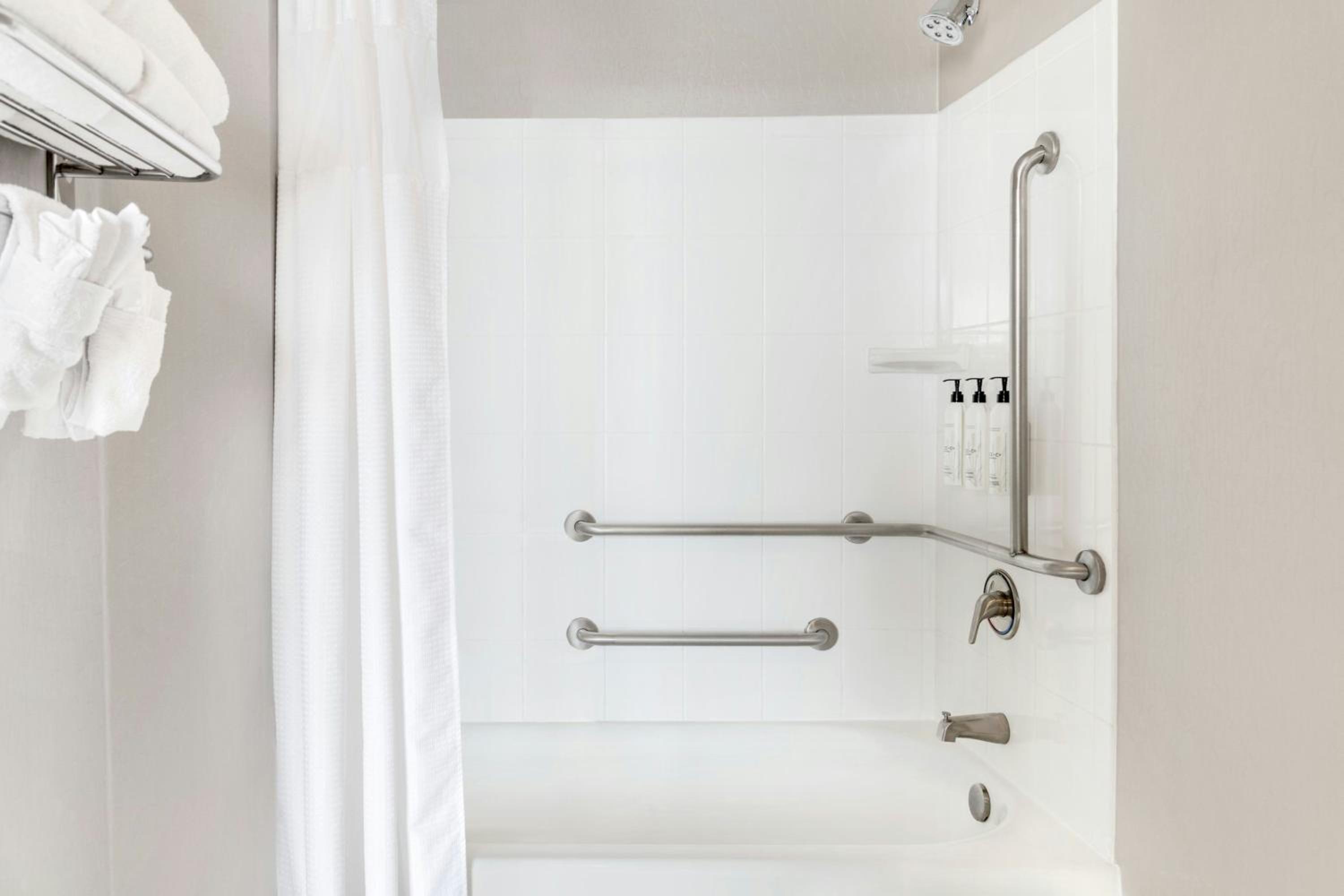 جناح كبير بسريرين كوين مع سرير سحّاب إضافي مع أريكة لذوي الإعاقة، SpringHill Suites Detroit Auburn Hills 8/9