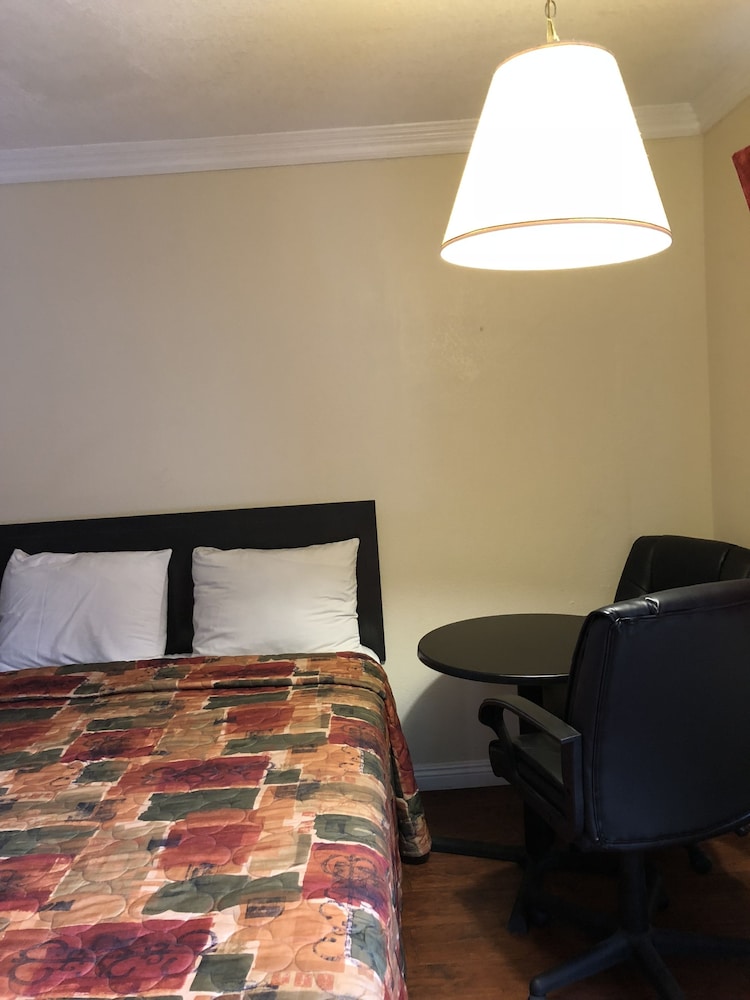 Travelers Inn Lawndale 23/26