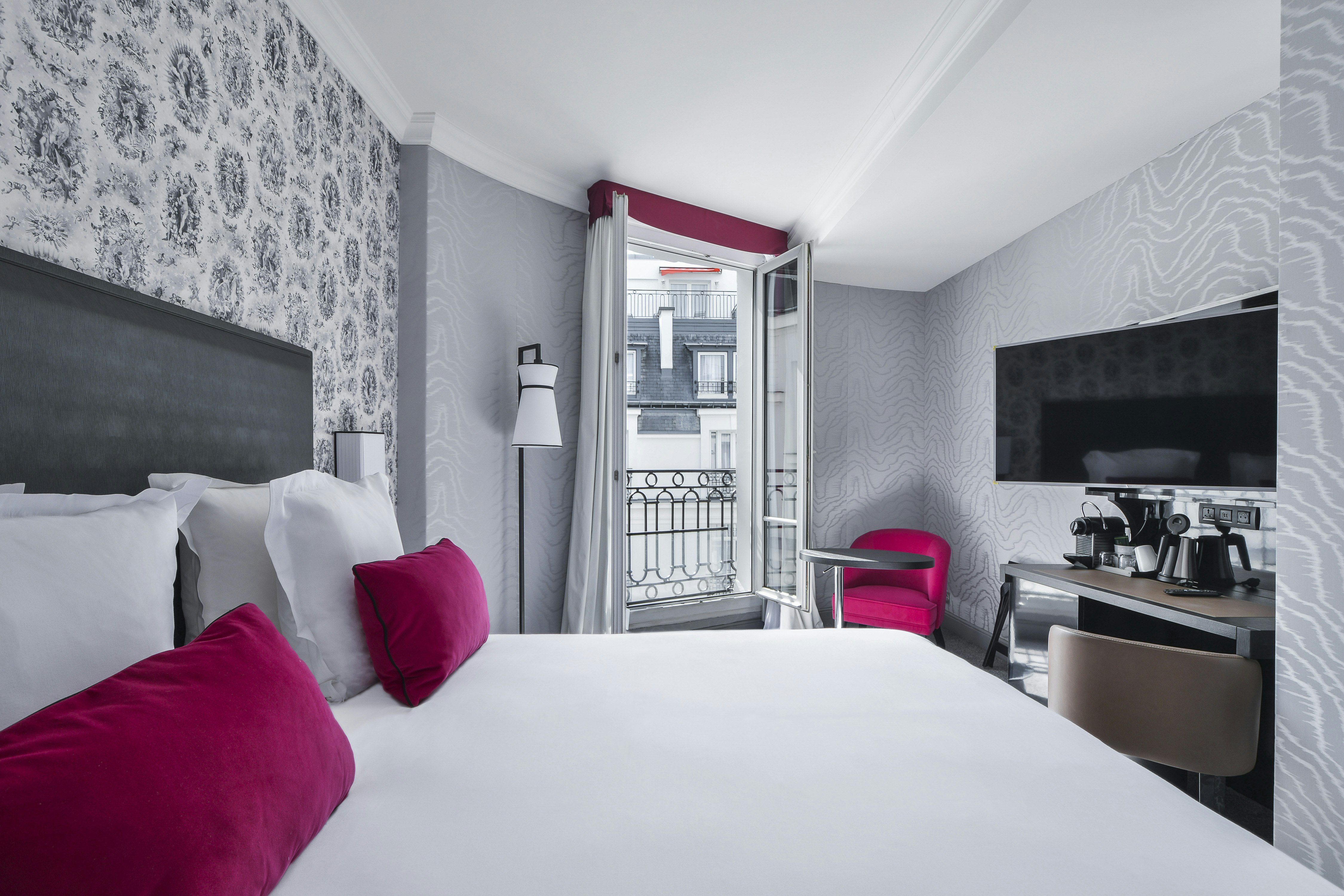 ROOM, QUEEN BED
