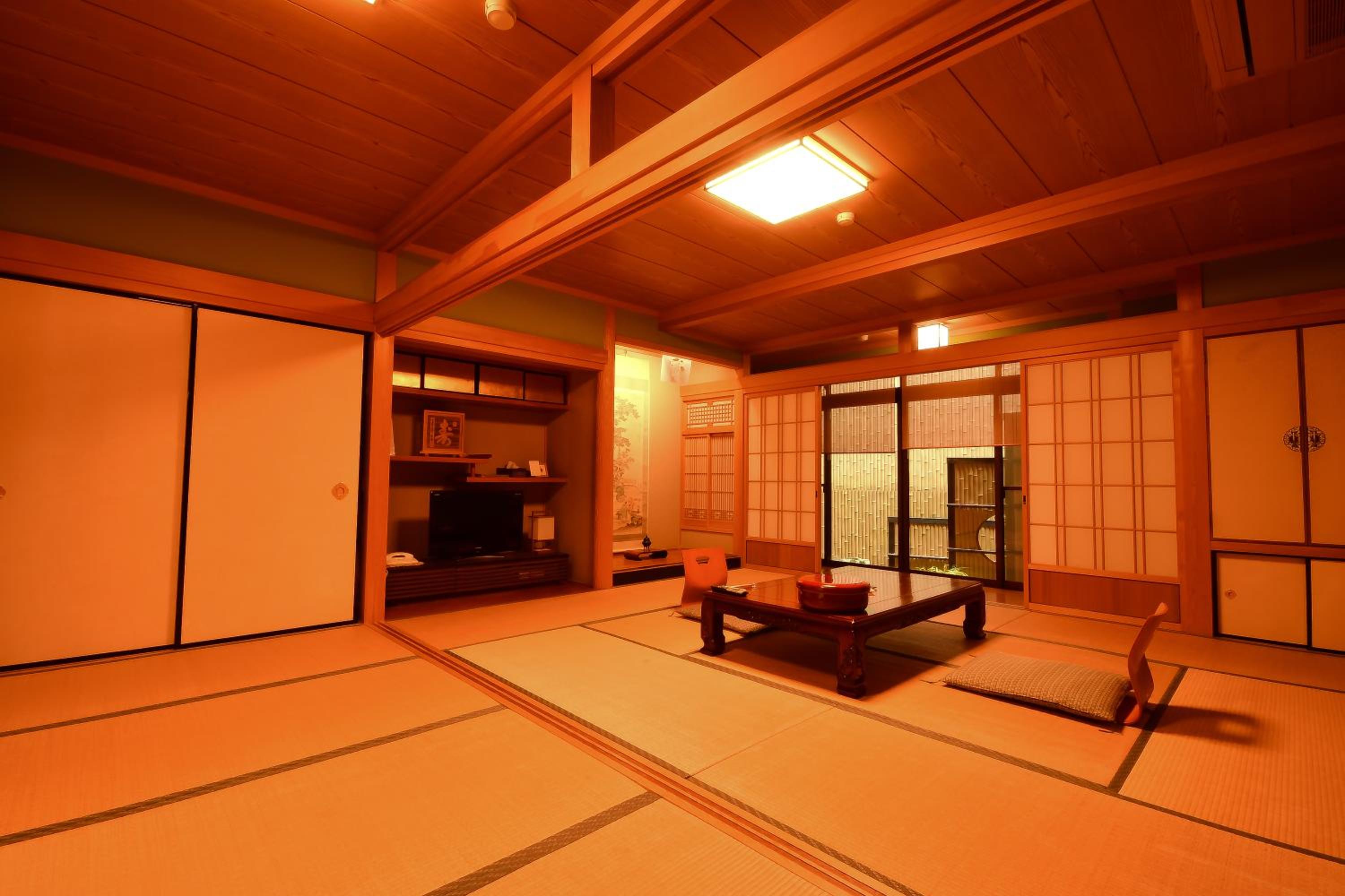 JAPANESE, FAMILY, SHARED BATHROOM, LARGE