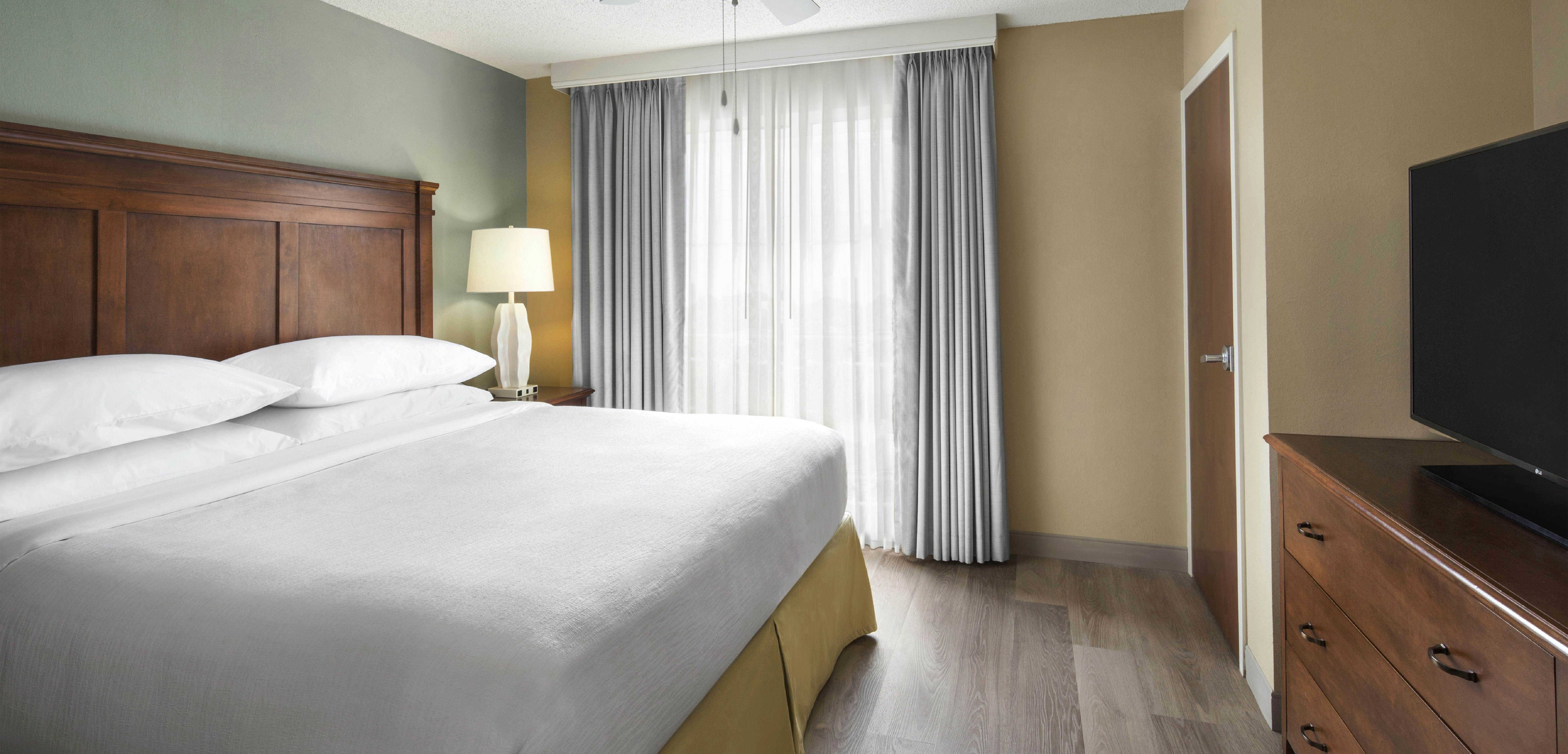 SUITE, KING BED, ACCESSIBLE