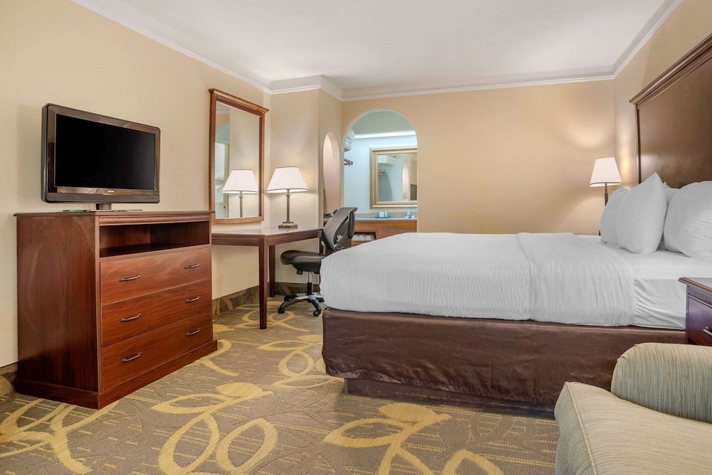 Clarion Inn Conference Center Gonzales, LA 9/41