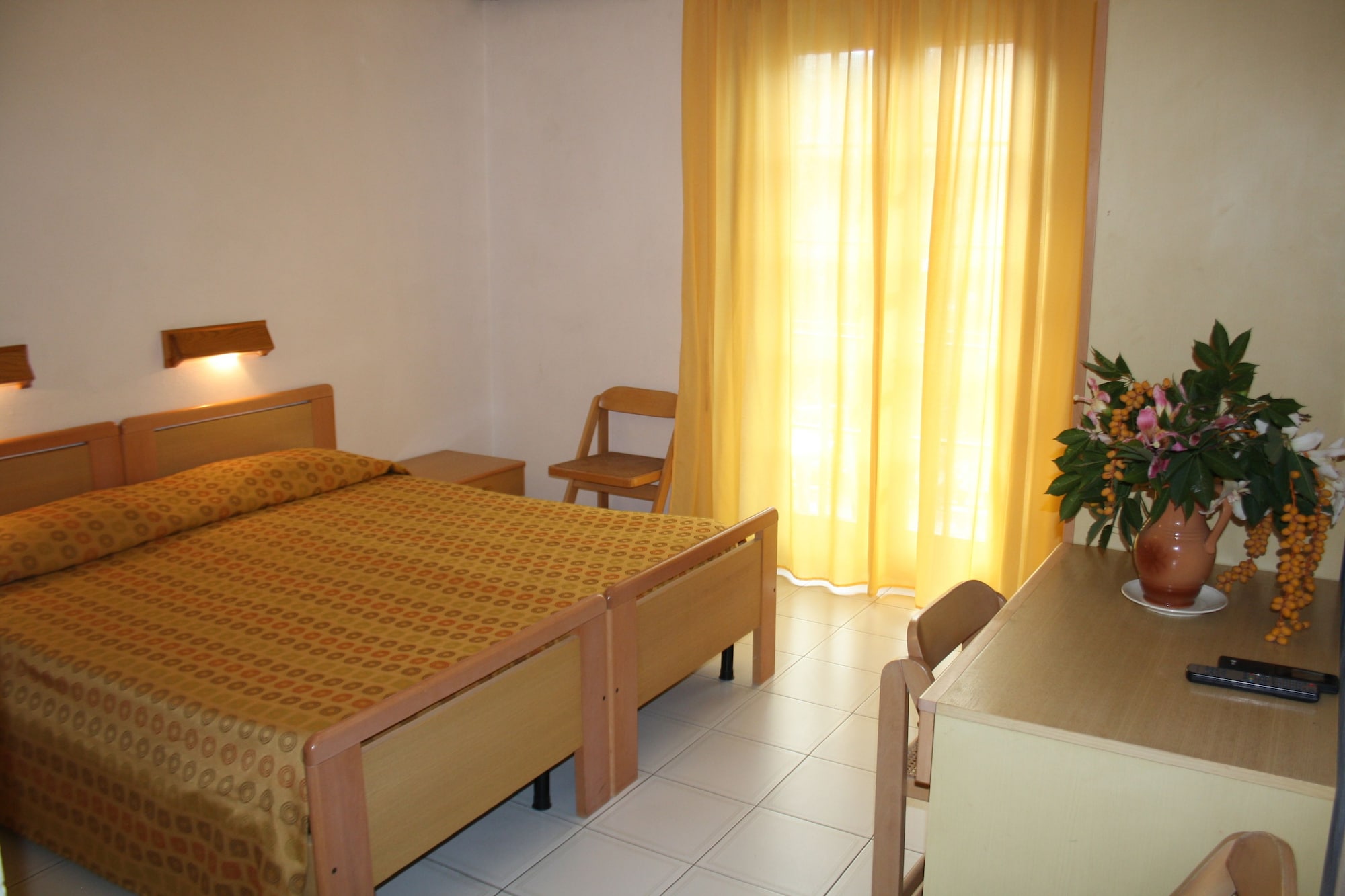 ROOM, DOUBLE BED