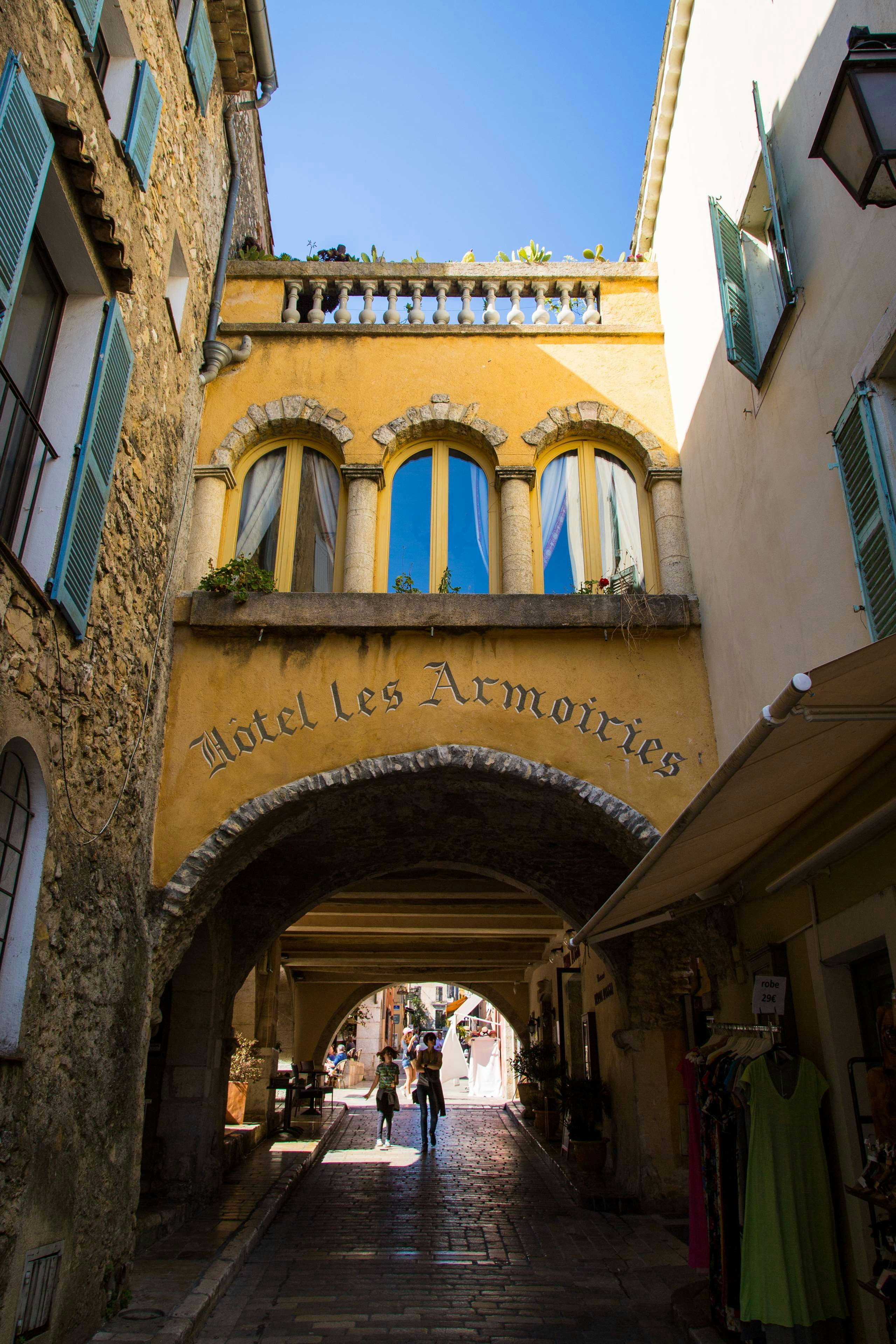 HOTEL LES ARMOIRIES 4/66