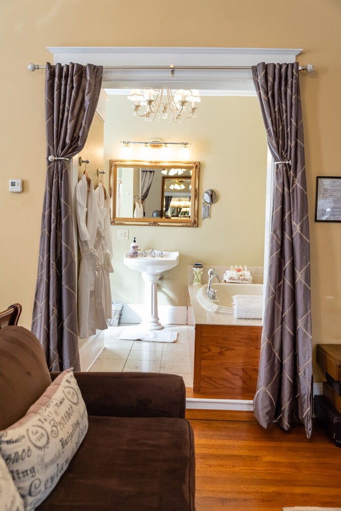 Burke Manor Inn & Pavilion 32/49