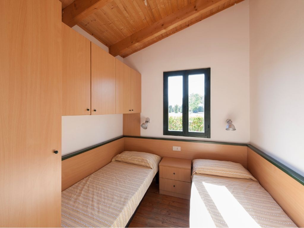 بنغل بسرير كوين وسريرين منفصلين بإطلالة على الحديقة بغرفتي نوم مع أريكة، Settebello Village 3/8